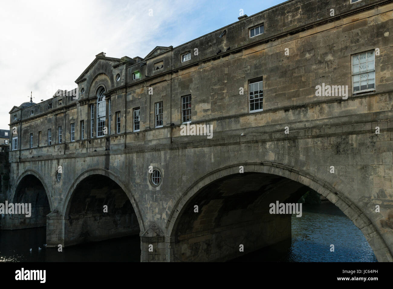 Pulteney Bridge in Bath spanning the river Avon Stock Photo - Alamy