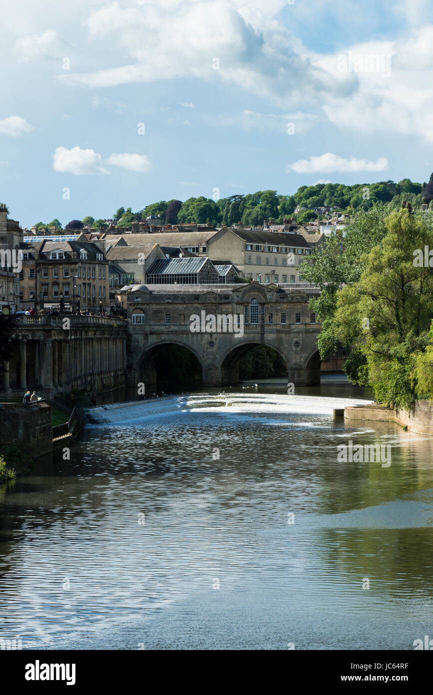 Pulteney Bridge in Bath spanning the river Avon Stock Photo - Alamy