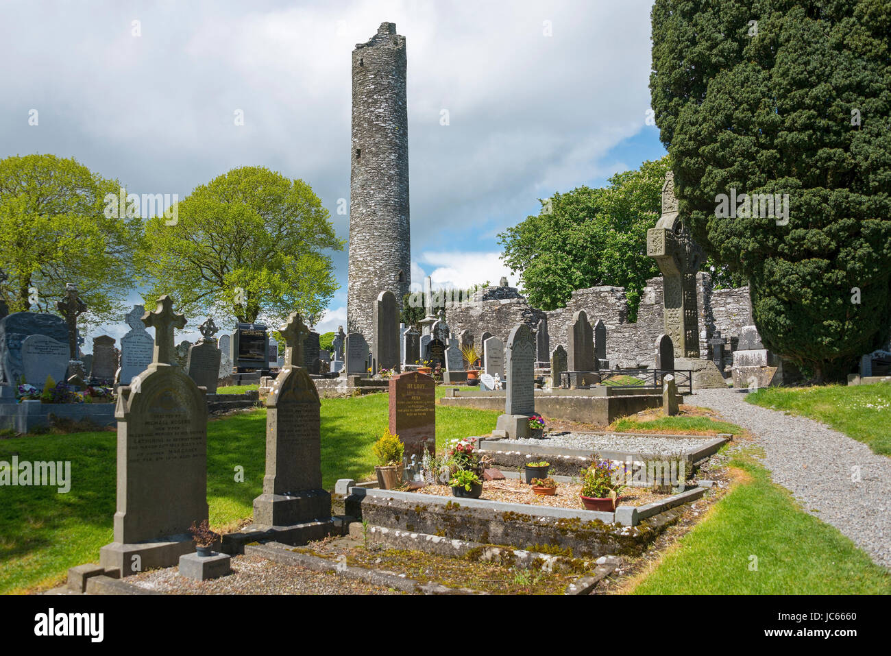 Crosses and round tower, ruin of Monasterboice, county Lough, Irishman's country, Great Britain / Mainistir Bhuithe. with round tower, Monasterboice,  Stock Photo