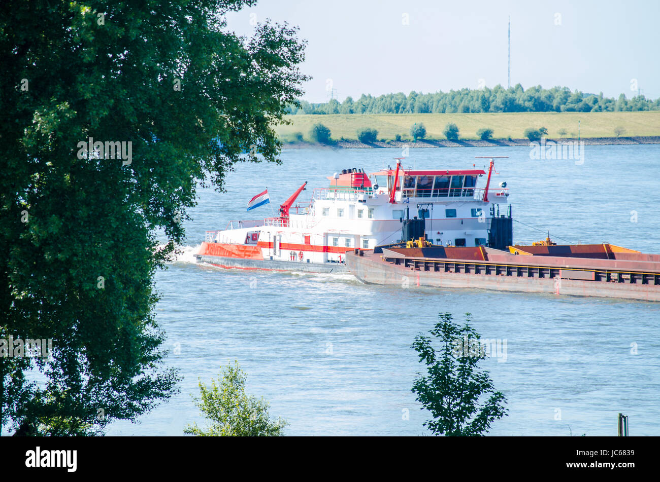 Frachtschiff auf dem Rhein in Deutschland in voller Fahrt. Stock Photo