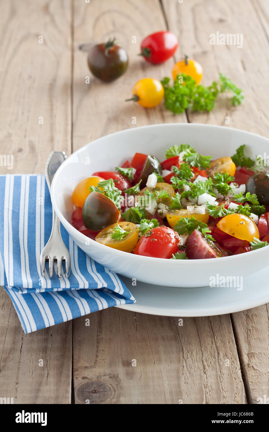 Frischer Tomatensalat mit Zwiebeln und Petersilie Stock Photo - Alamy