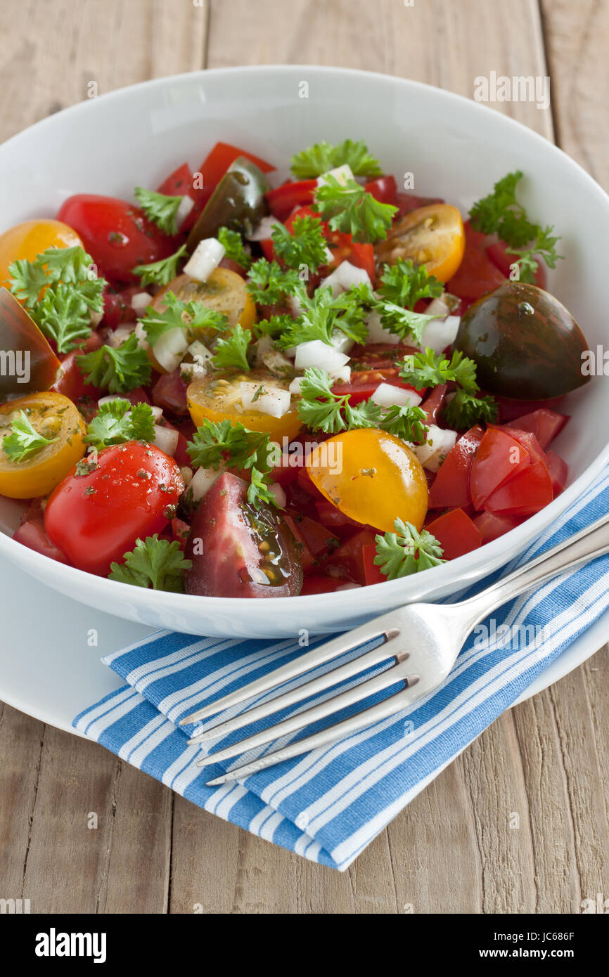 Frischer Tomatensalat mit Zwiebeln und Petersilie Stock Photo - Alamy