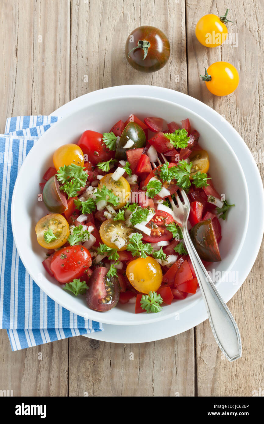 Frischer Tomatensalat mit Zwiebeln und Petersilie Stock Photo - Alamy