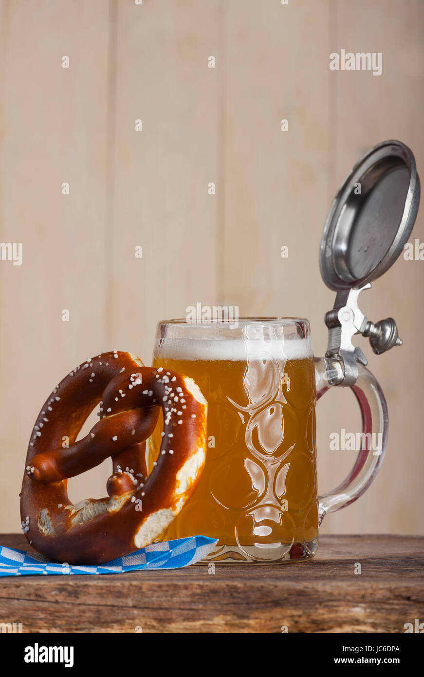 Bayerisches Bier und eine Brezel auf Holz Stock Photo - Alamy