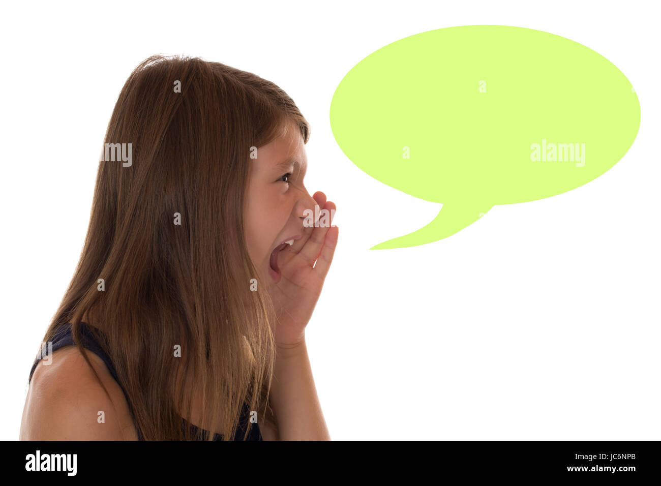 Junges Mädchen beim Schreien mit Sprechblase und Textfreiraum, isoliert vor einem weissen Hintergrund Stock Photo