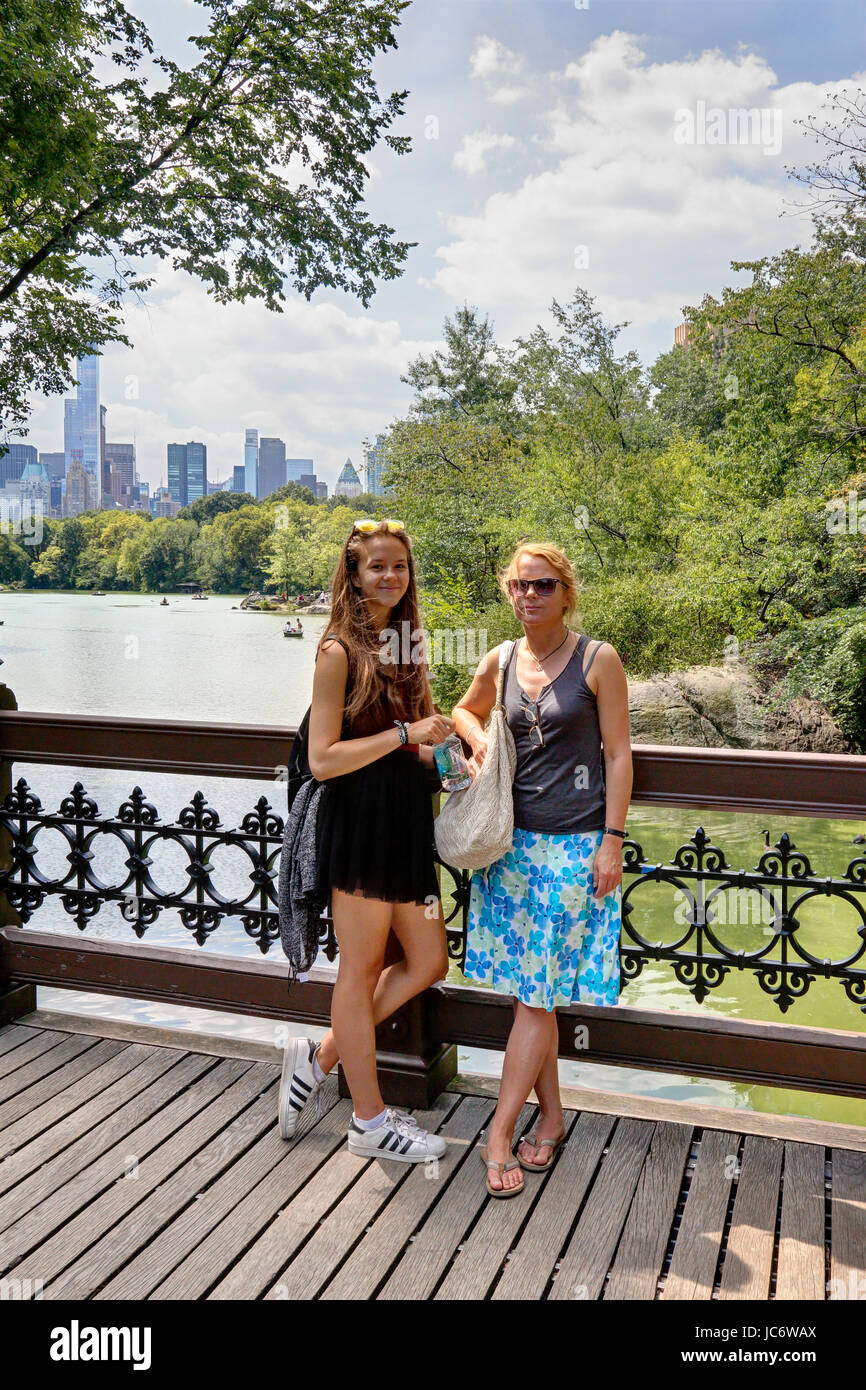 Tourists. Mather and Daughter. Central Park. Manhattan. New York City. US 17, 18, 19, 20, 21, 25, 40, 44, 45, 49, 50, 54, years, years old Stock Photo