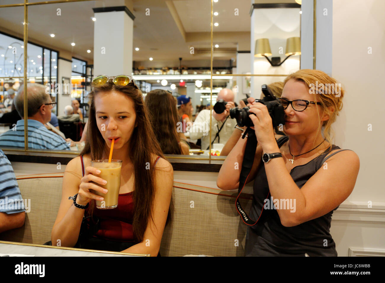 Tourists. Mather and Daughter. Inside coffee shop. Manhattan. New York City. US 17, 18, 19, 20, 21, 25, 40, 44, 45, 49, 50, 54, years, years old Stock Photo