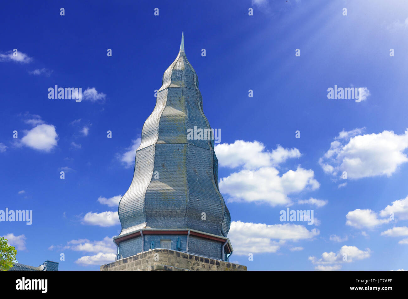 Kirchturm, Kirchturmspitze vor einem schönen blauen Himmel. Stock Photo