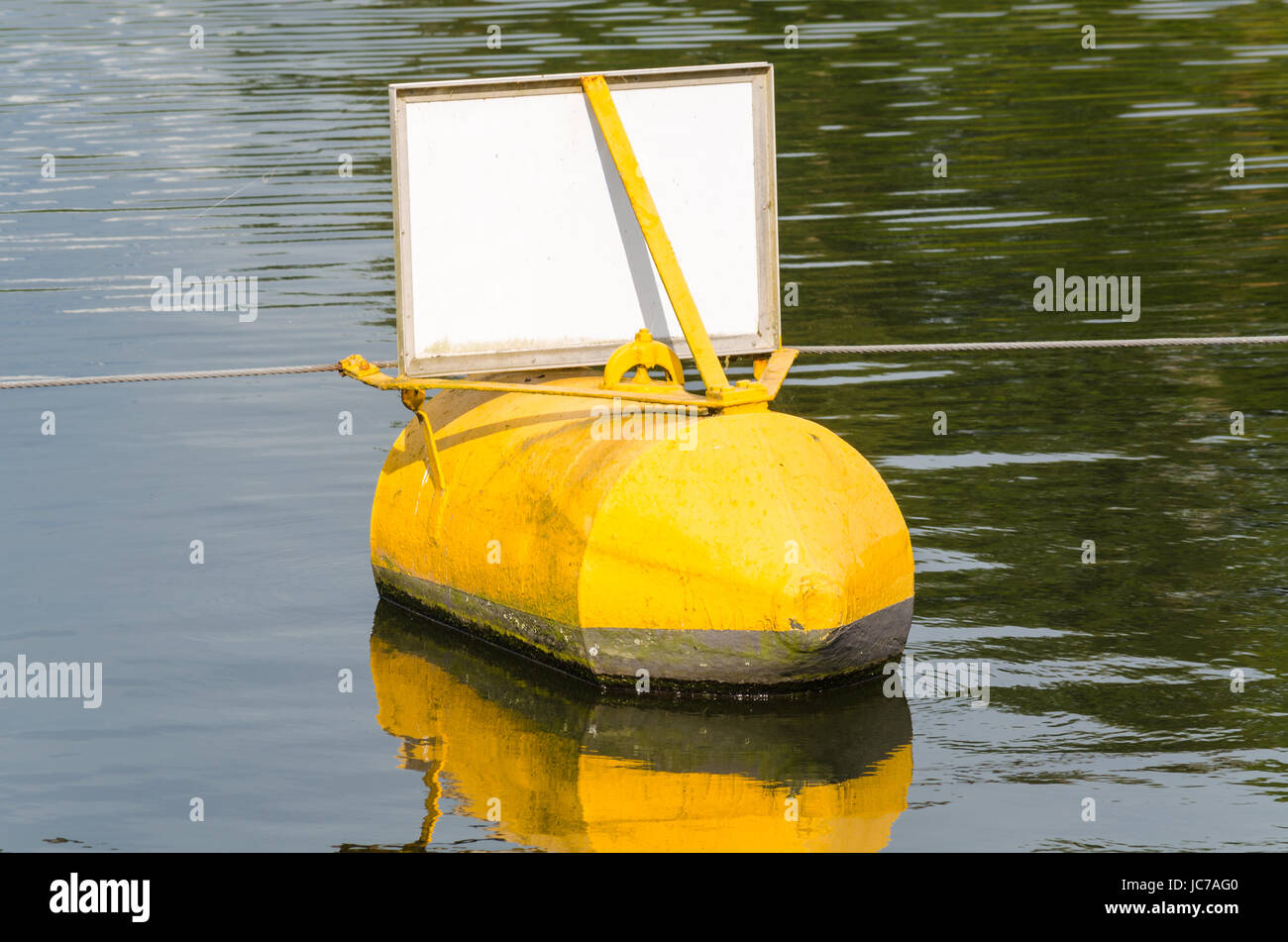 Seezeichen Boje Tonne gelb, schwarz kennzeichnet eine Gefahrenstelle Stock Photo