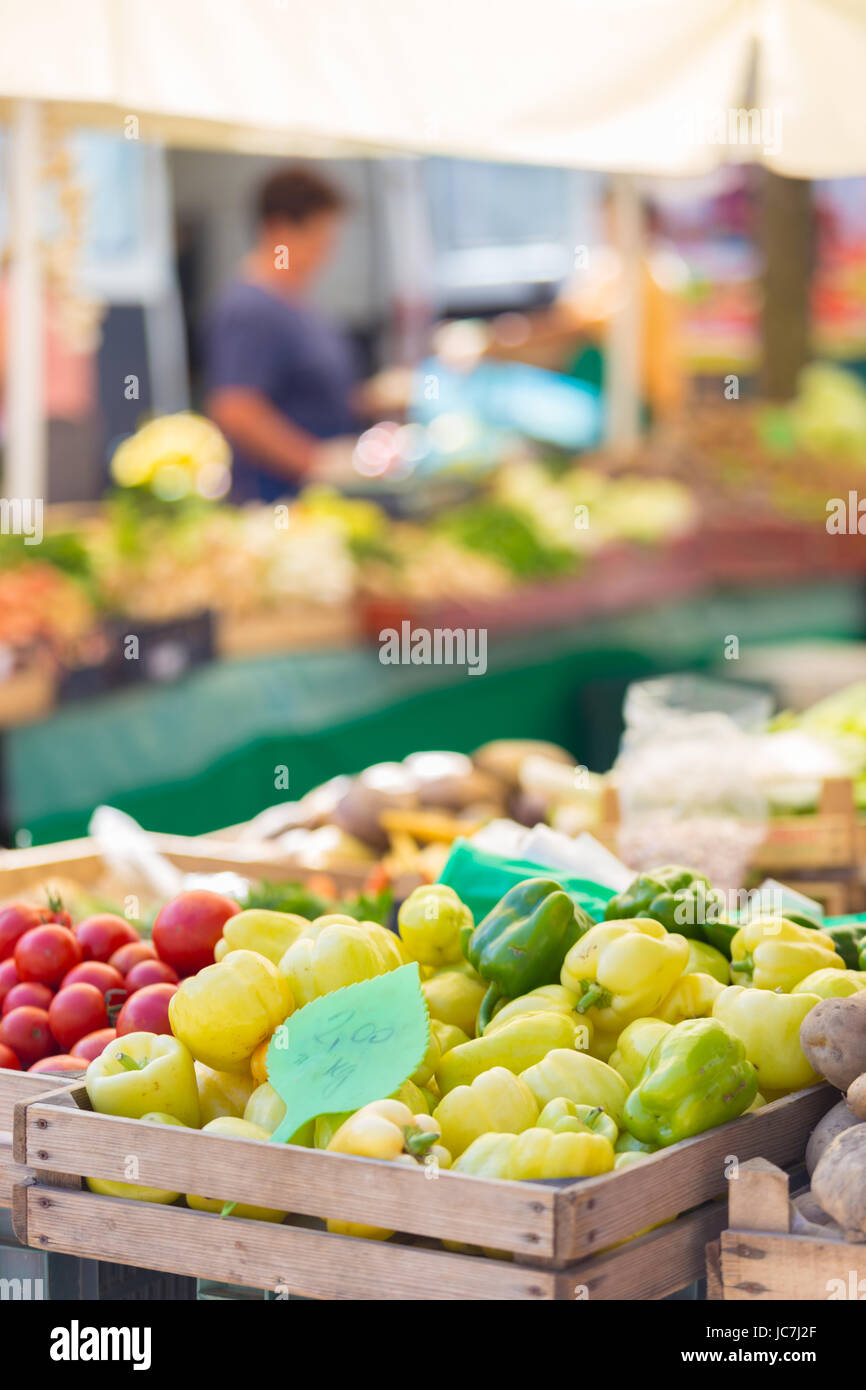 Farmers' market stall with variety of organic vegetable Stock Photo - Alamy