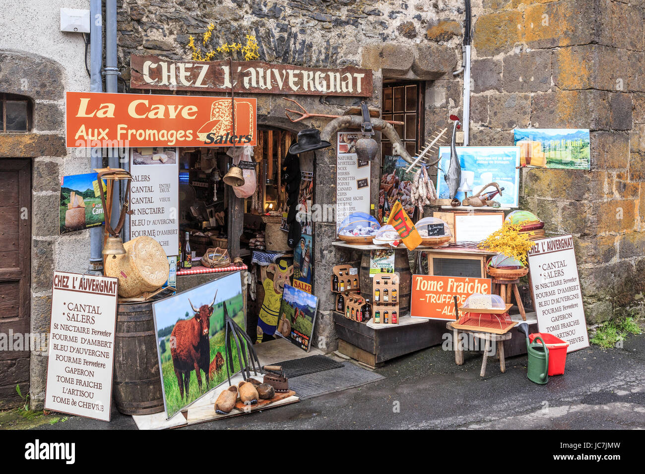 France, Cantal (15), Salers,  labellisé Les Plus Beaux Villages de France, une boutique de produits auvergnats // France, Cantal, Salers,  labelled Le Stock Photo