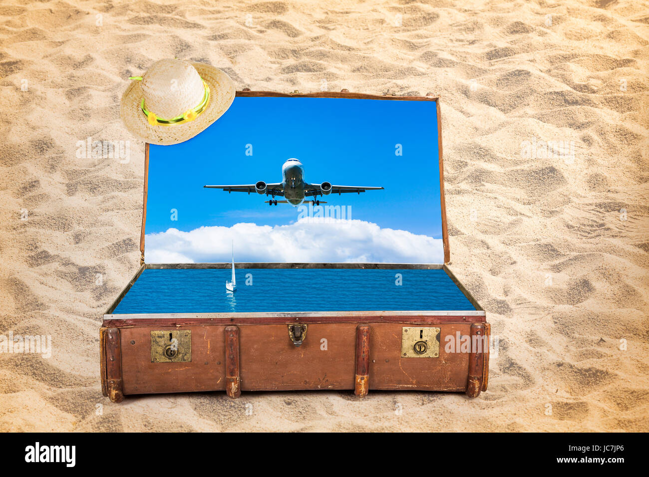 Koffer mit Strohhut und Urlaubssymbolik Stock Photo