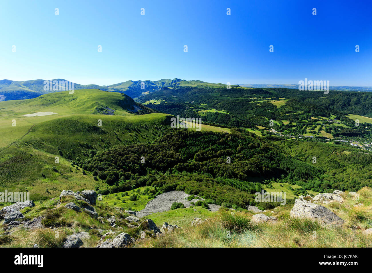 France, Puy-de-Dôme (63), Murat-le-Quaire, la Banne d'Ordanche ( 1 512 m), panorama au sommet et paysages sur les monts du Cantal // France, Puy de Do Stock Photo