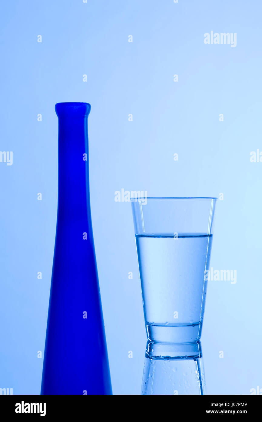 Wasserglas mit blauer Flasche Stock Photo