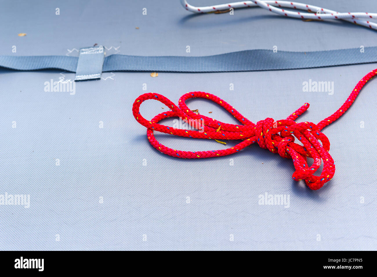 Rotes Seil auf einem Schiff Stock Photo