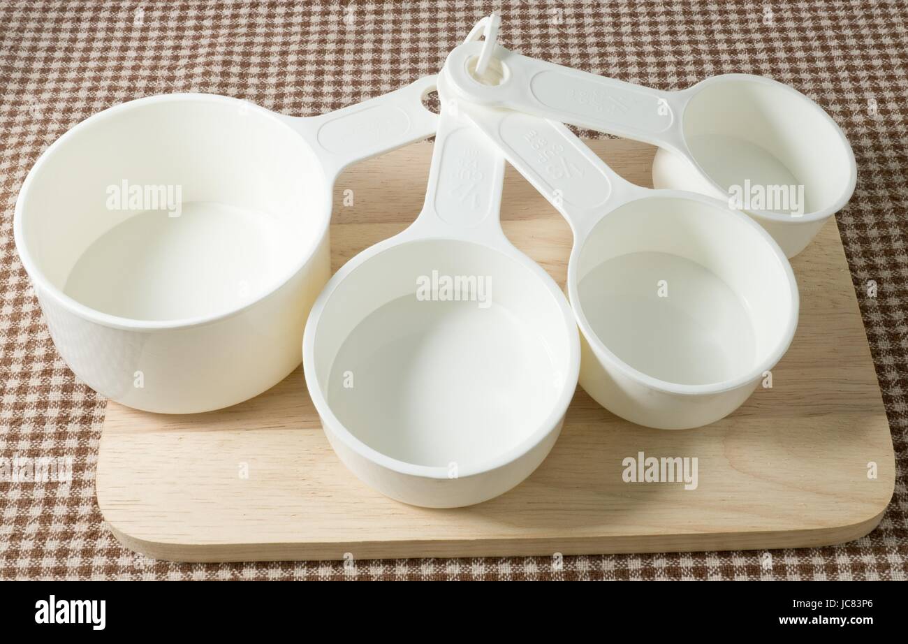Different types of measuring cups