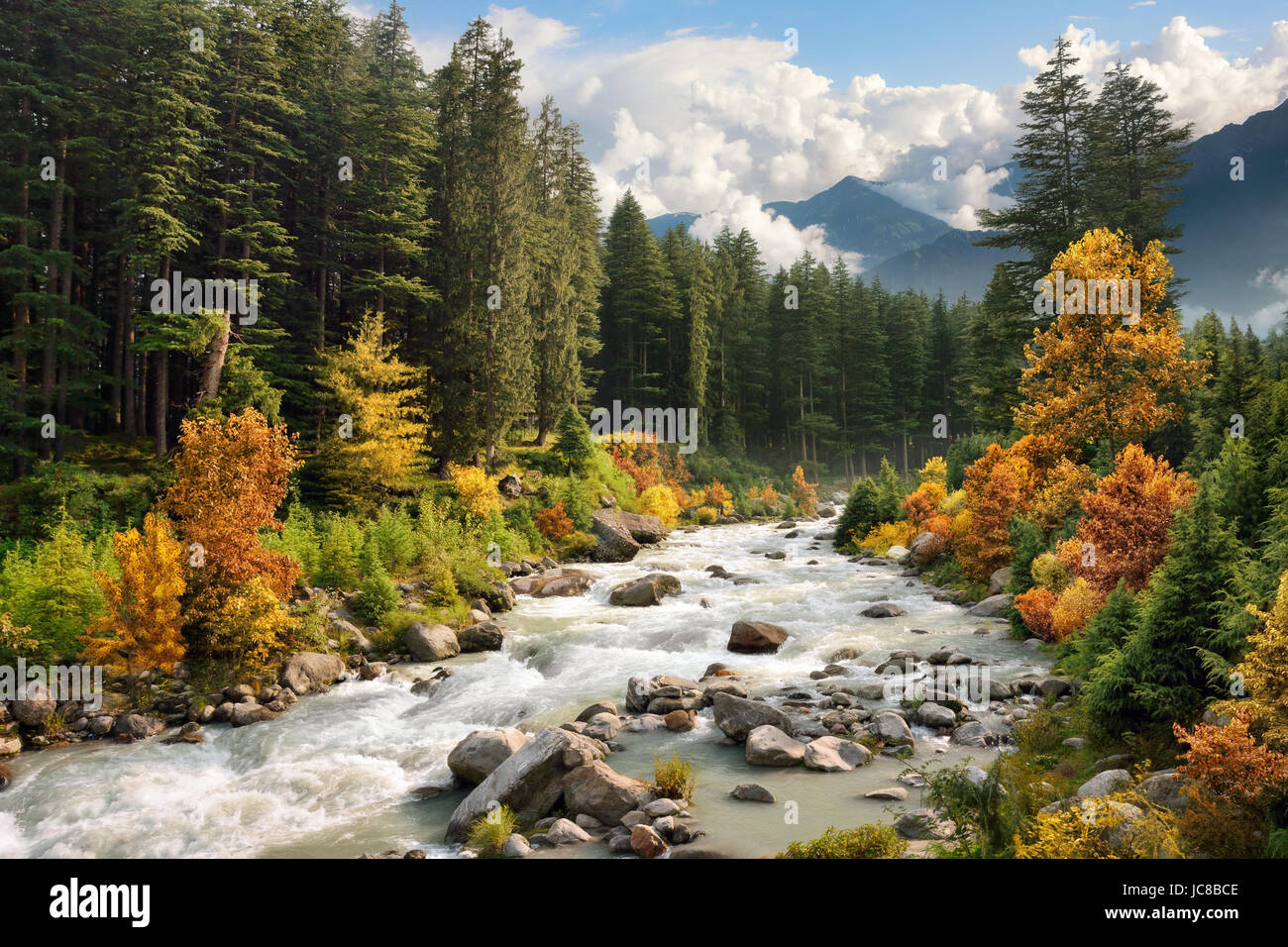 Berglandschaft mit Fluss, Wald und Bergen in Herbstfarben Stock Photo