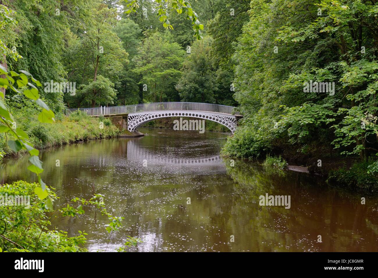 The Ha'penny (Halfpenny) Bridge in Linn Park, Scotland Also known as the White Bridge. Built in 1835, it is the oldest cast iron bridge in Glasgow. Stock Photo