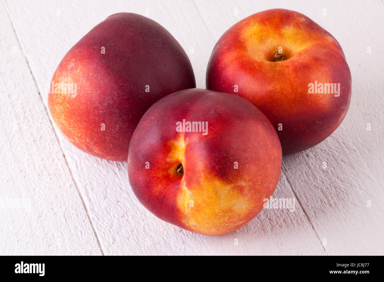 Frische Nektarinen, Apfelsinen, Pfirsiche Nahaufnahme auf weißem ...