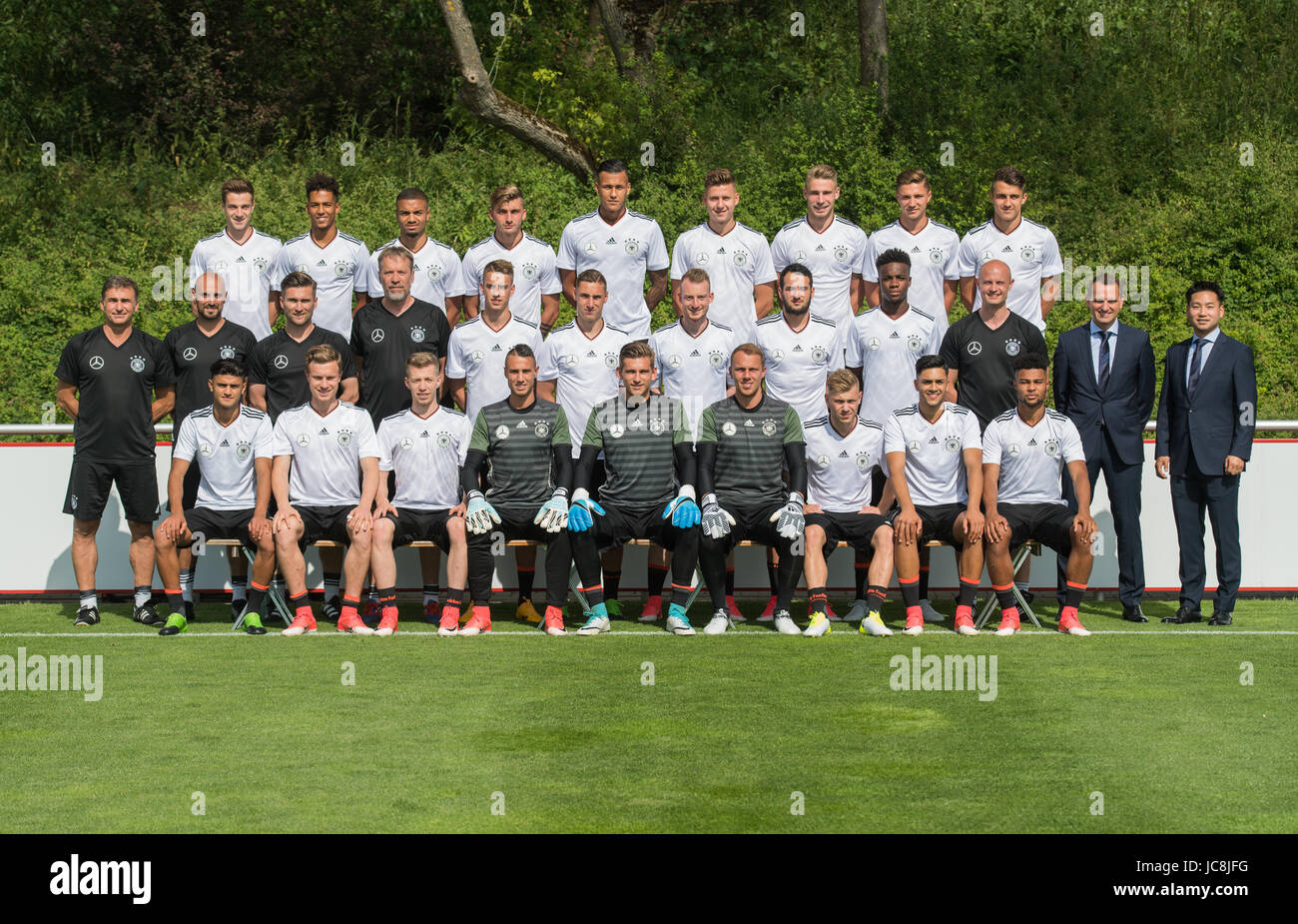 Back row (L-R): Lukas Kluenter, Thilo Kehrer, Jeremy Toljan, Maximilian Philipp, Davie Selke, Waldemar Anton, Felix Platte, Niklas Stark, Marc-Oliver Kempf. Middle row (L-R): Stefan Kunz, Antonio Di Salvo, Daniel Niedzkowski, Klaus Thomforde, Janik Haberer, Dominik Kohr, Maximilian Arnold, Levin Oeztunali, Gideon Jung, Krunoslav Banovcic, Joti Chatzialexiou, Dr. Kyung-Yiub Lee. Front row (L-R): Mahmoud Dahoud, Yannick Gerhardt, Mitchell Weiser, Odisseas Vlachodimos, Julian Pollersbeck, Marvin Schwaebe, Max Meyer, Nadiem Amiri and Serge Gnabry stand together for a team portrait photograph in Dr Stock Photo