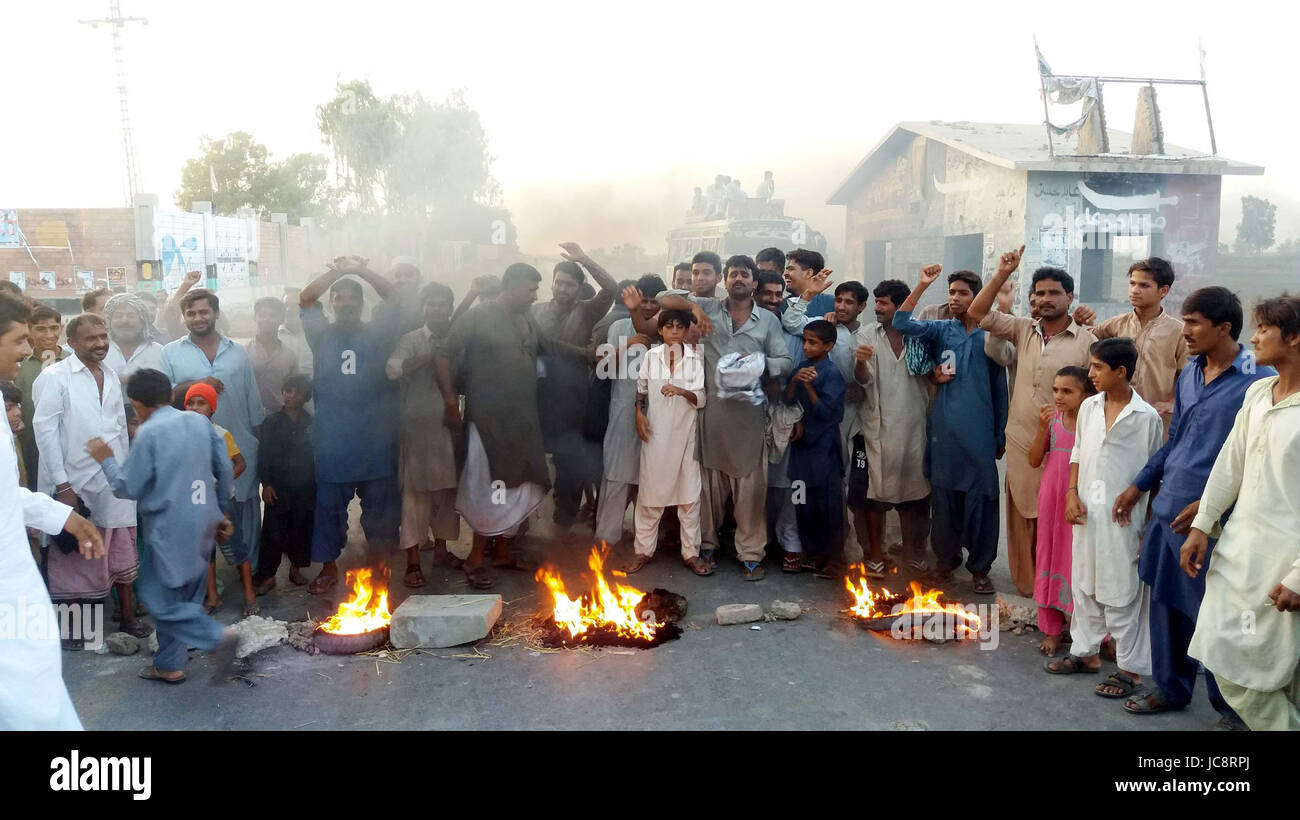 Residents of Garhi Khuda Bux blocked Ratodero- Naundero road and burn ...