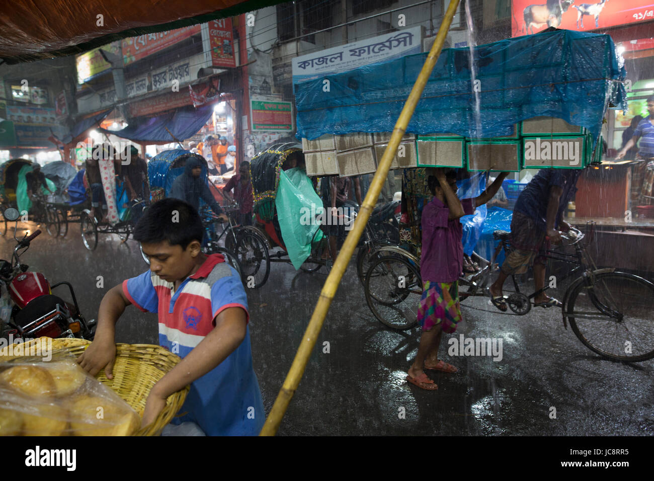 Dhaka, Bangladesh. . 14th June, 2017. Bangladeshi people seen on the streets during rain in Dhaka, Bangladesh on June 14, 2017. Credit: zakir hossain chowdhury zakir/Alamy Live News Stock Photo