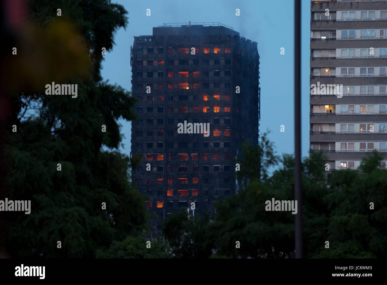Grenfell Tower, London, UK. 14th Jun, 2017. 20:42 Still on fire Credit: ibeep Images/Alamy Live News Stock Photo