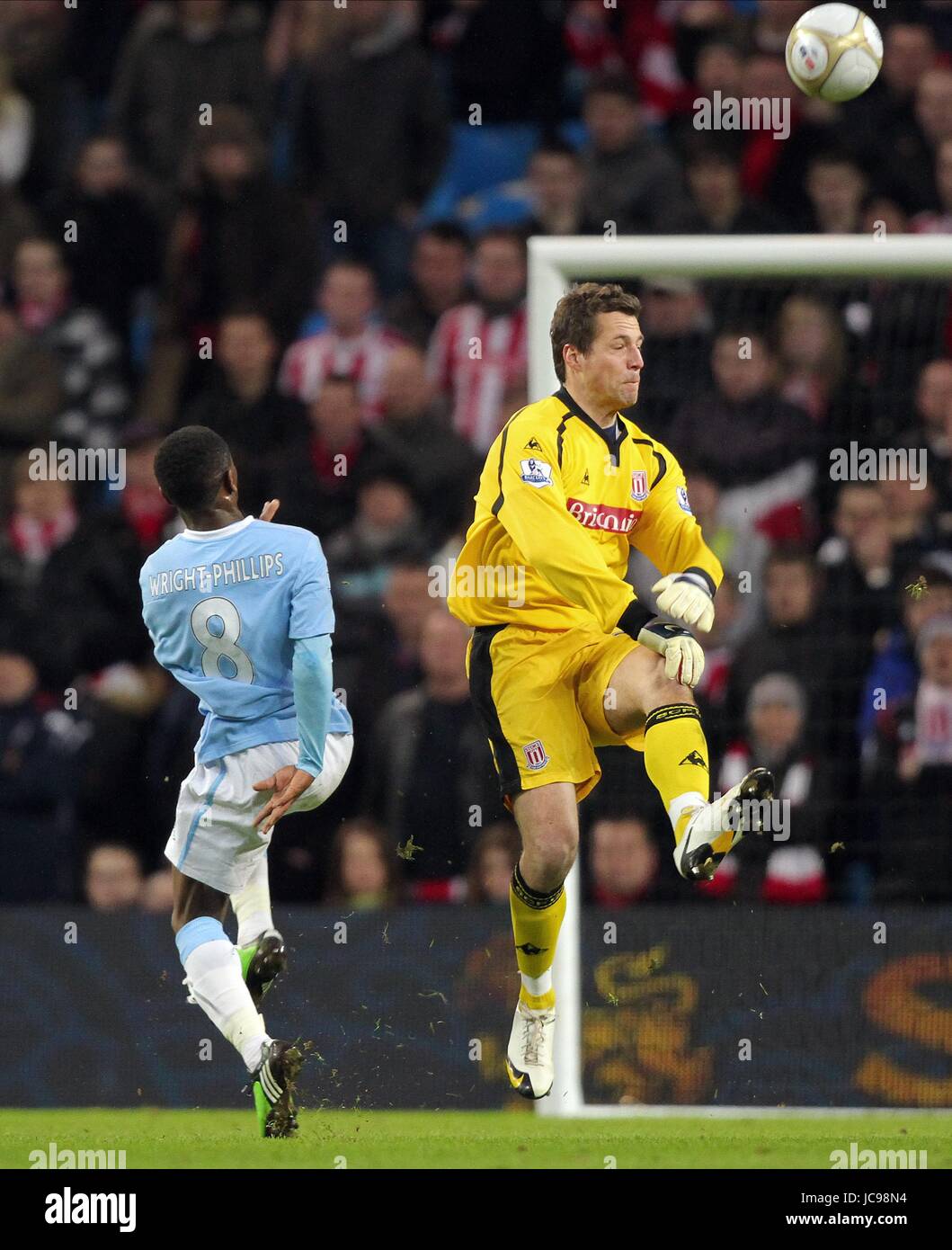 SHAUN WRIGHT PHILIPS LOBS THOM MANCHESTER CITY V STOKE CITY EASTLANDS CITY OF MANCHESTER ST MANCHESTER ENGLAND 13 February 20 Stock Photo