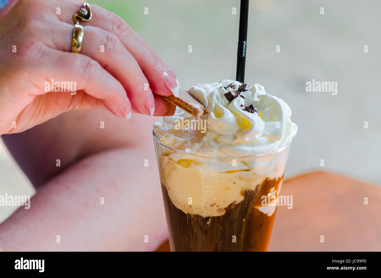 Milchmisch Getränk, Eiskaffee, Espresso und Schokolade. Mit  Kakaopulver und  Schlagsahne. Stock Photo