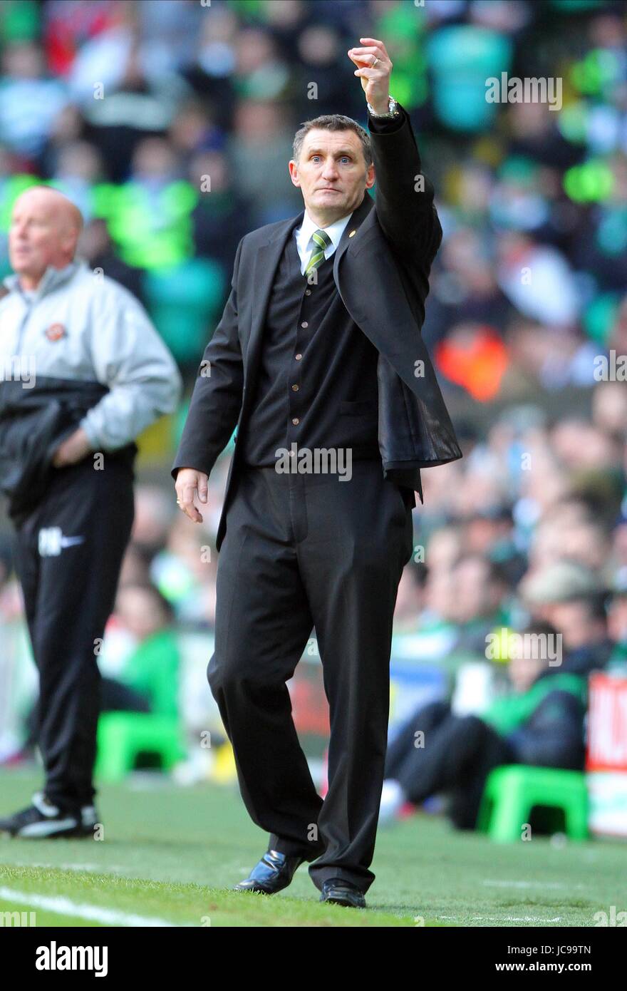 TONY MOWBRAY GLASGOW CELTIC FC MANAGER CELTIC PARK GLASGOW SCOTLAND 20 February 2010 Stock Photo