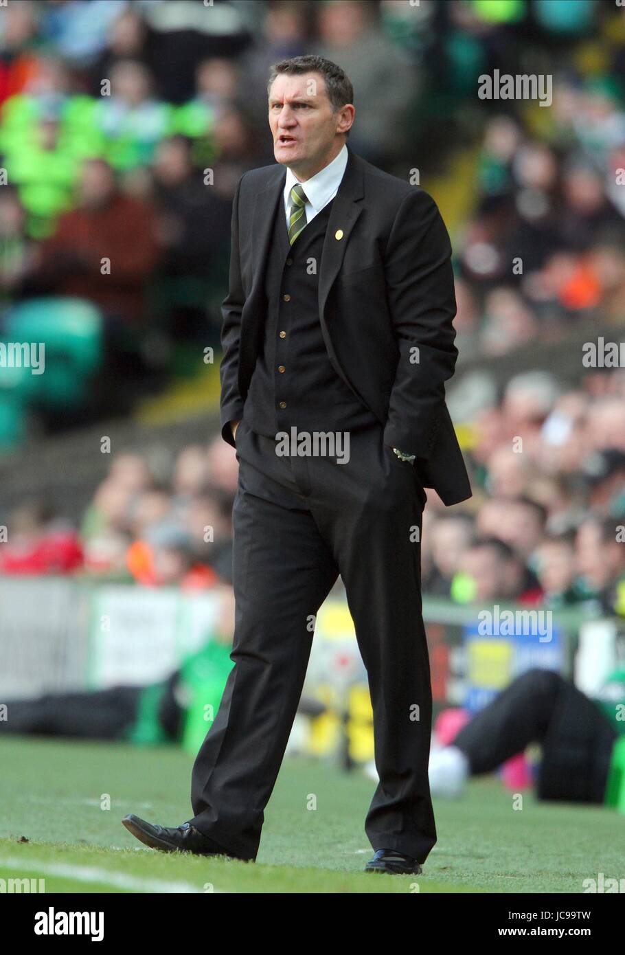 TONY MOWBRAY GLASGOW CELTIC FC MANAGER CELTIC PARK GLASGOW SCOTLAND 20 February 2010 Stock Photo