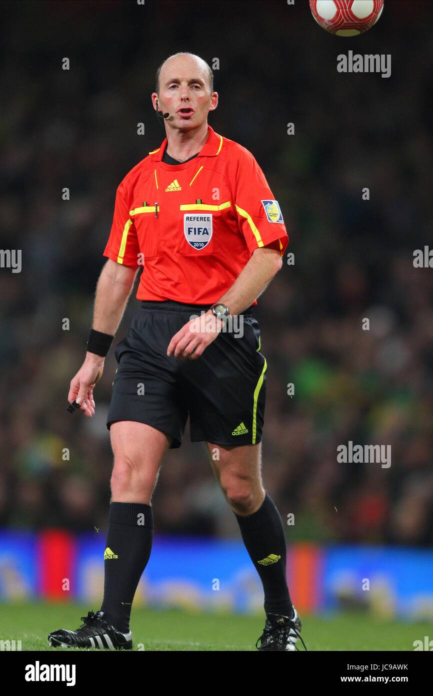 MIKE DEAN REFEREE THE EMIRATES STADIUM LONDON ENGLAND 02 March 2010 Stock  Photo - Alamy