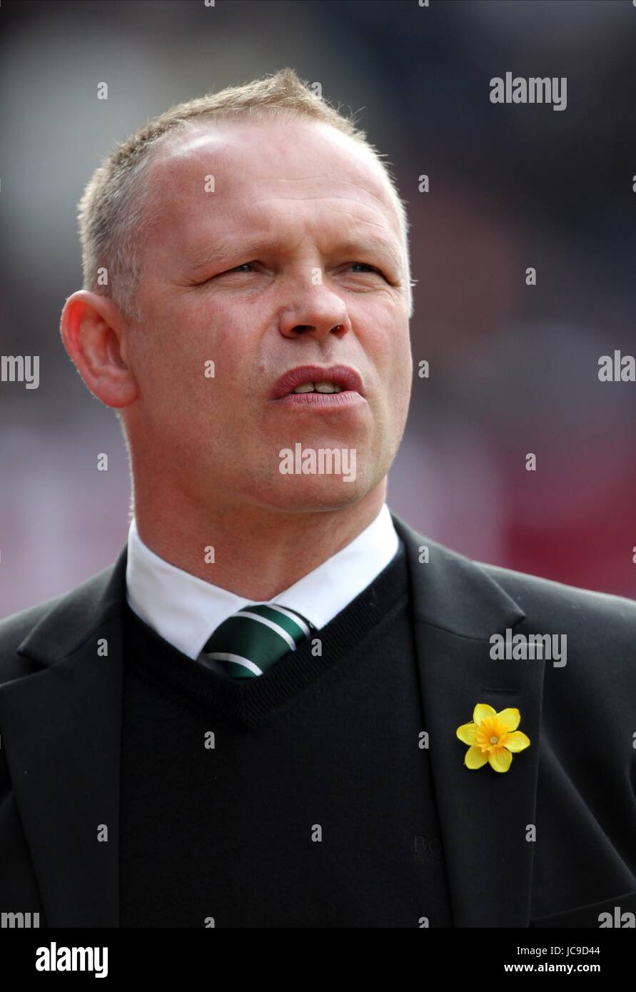 JOHN HUGHES HIBERNIAN FC MANAGER TYNECASTLE EDINBURGH SCOTLAND 20 March