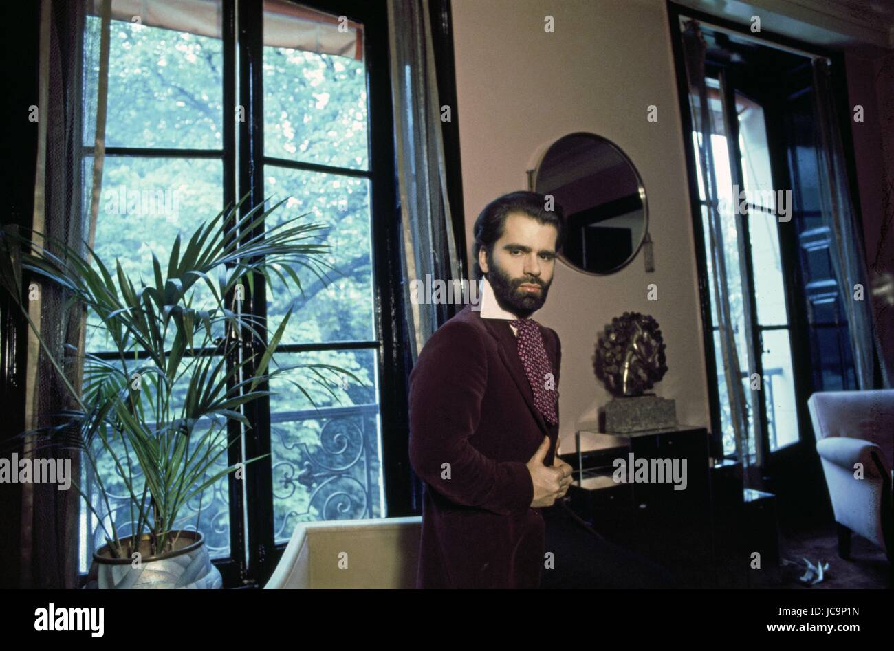 German fashion designer Karl Lagerfeld posing in his appartment located 7  quai Voltaire in the 7th arrondissement of Paris. 1975 Photo Michael Holtz  Stock Photo - Alamy