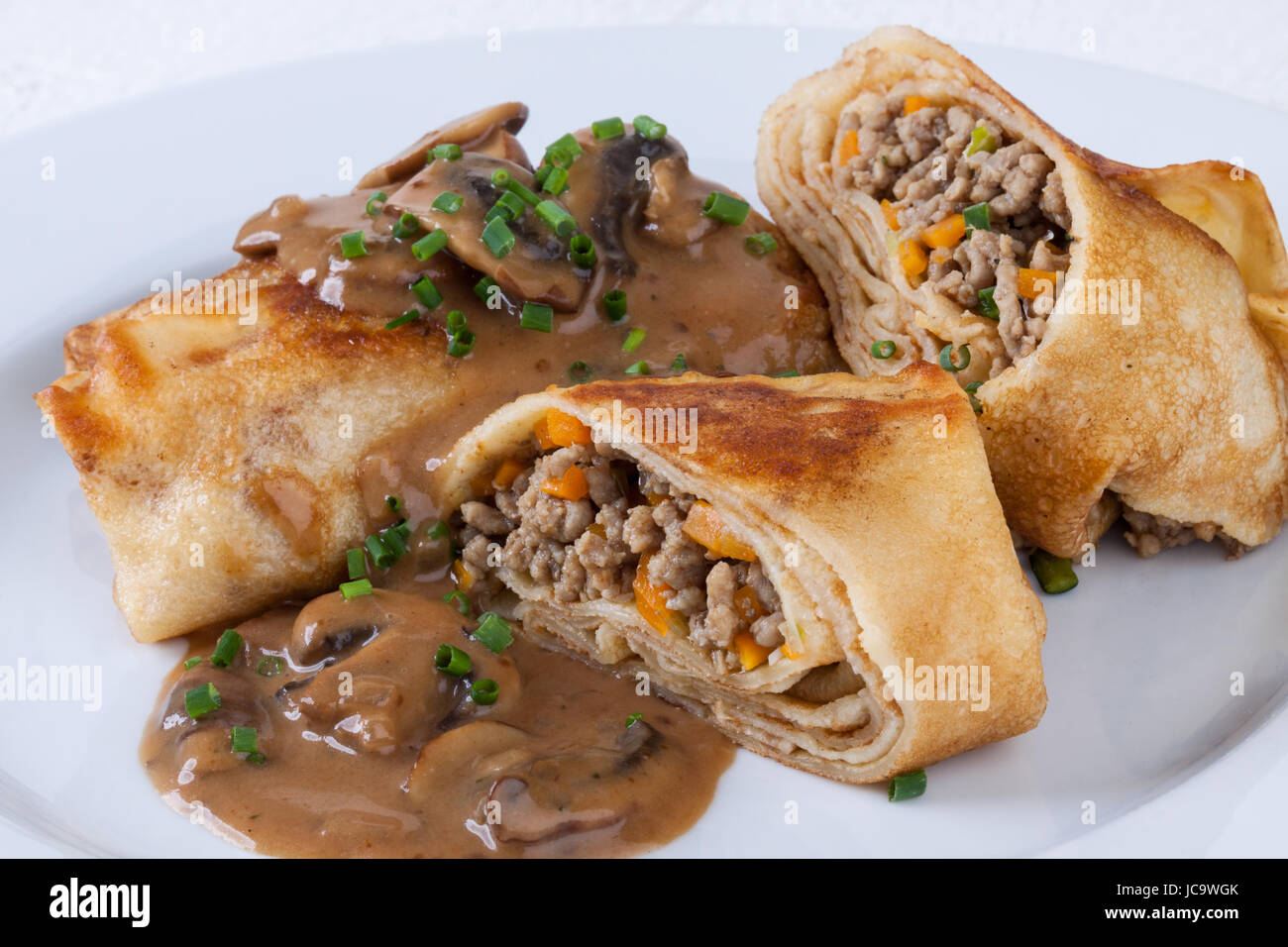 Pfannkuchen crepes Tortillas gefüllt mit pilzen und Hackfleisch auf ...