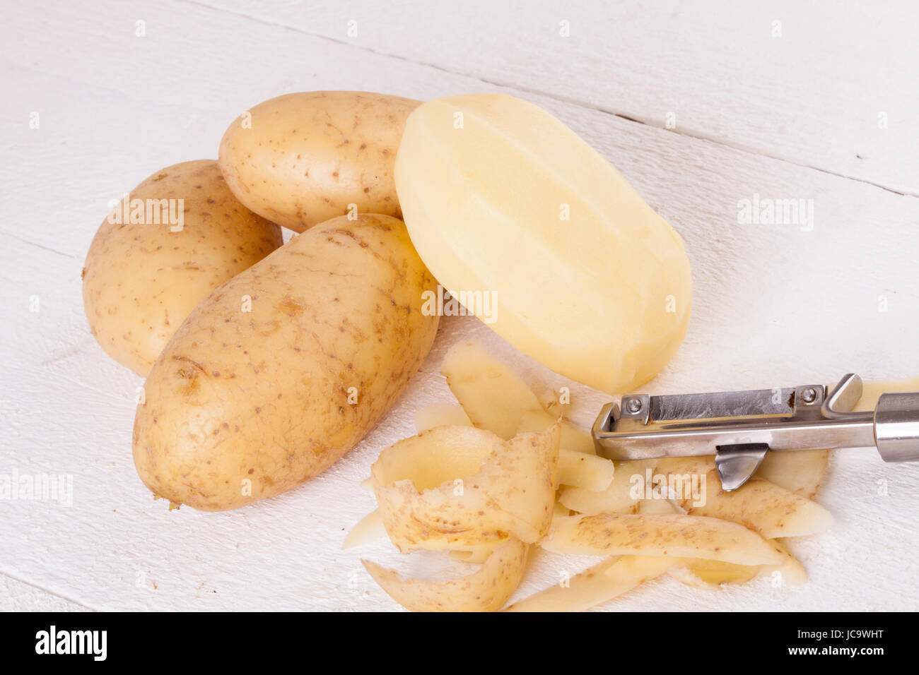 Kartoffeln schalen High Resolution Stock Photography and Images - Alamy