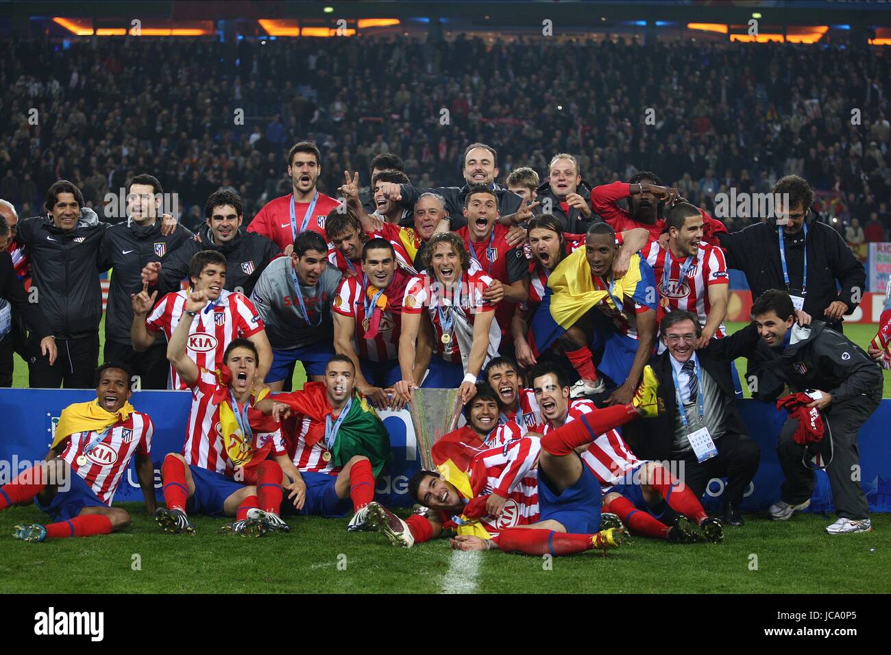 ATHLETICO MADRID CELEBRATE WIN ATHLETICO MADRID V FULHAM FC HSH NORDBANK ARENA HAMBURG GERMANY 12 May 2010 Stock Photo