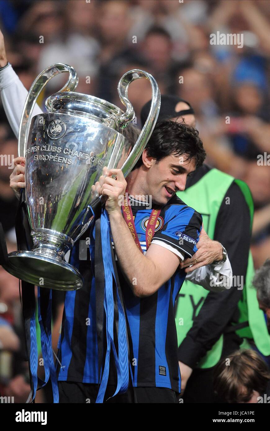 DIEGO MILITO WITH TROPHY BAYERN MUNICH V INTER MIL BAYERN MUNICH V INTER MILAN SANTIAGO BERNABEU MADRID SPAIN 22 May 2010 Stock Photo
