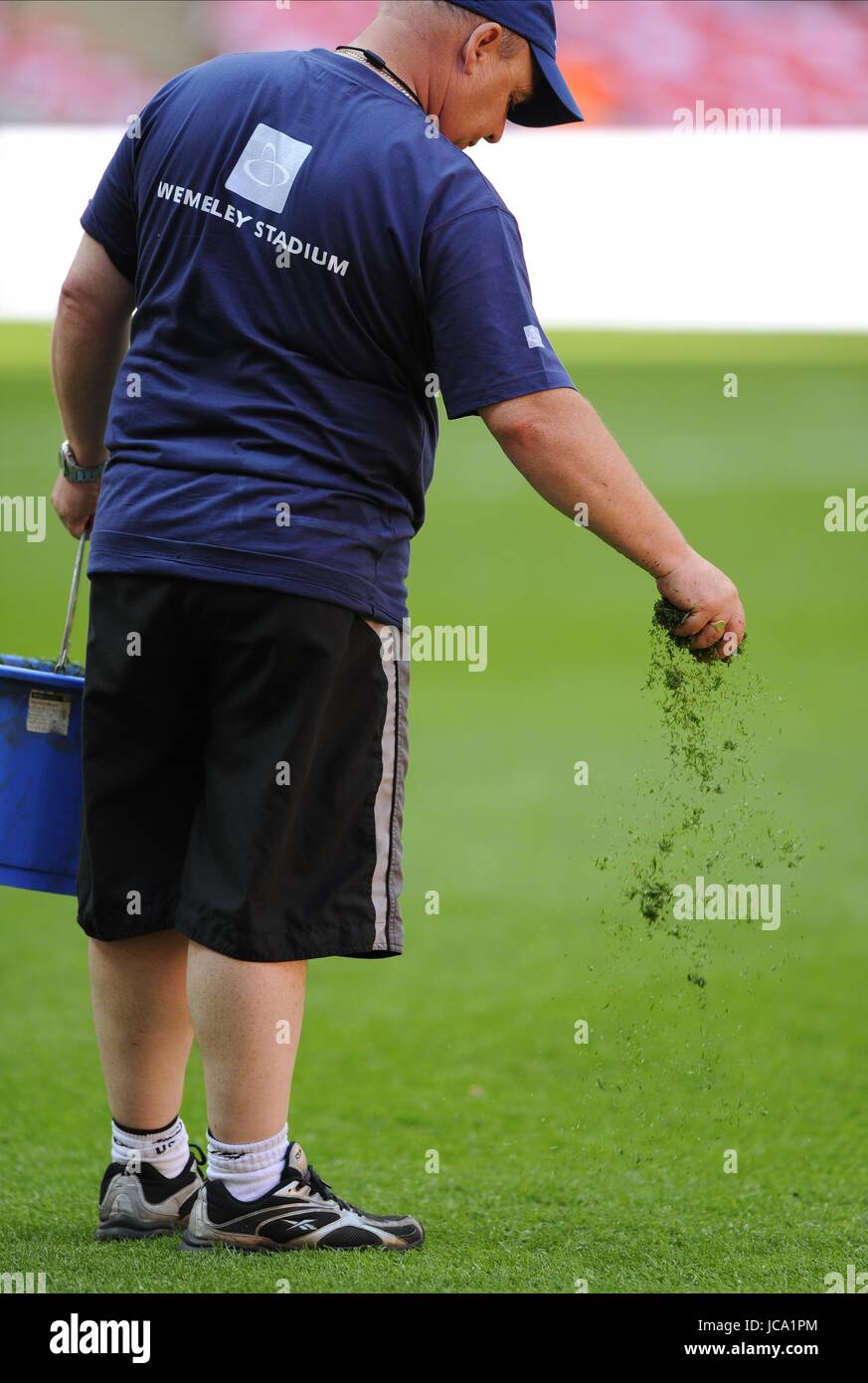 GROUNDSMAN ADDS GRASS CUTTINGS ENGLAND V MEXICO WEMBLEY STADIUM LONDON ENGLAND 24 May 2010 Stock Photo