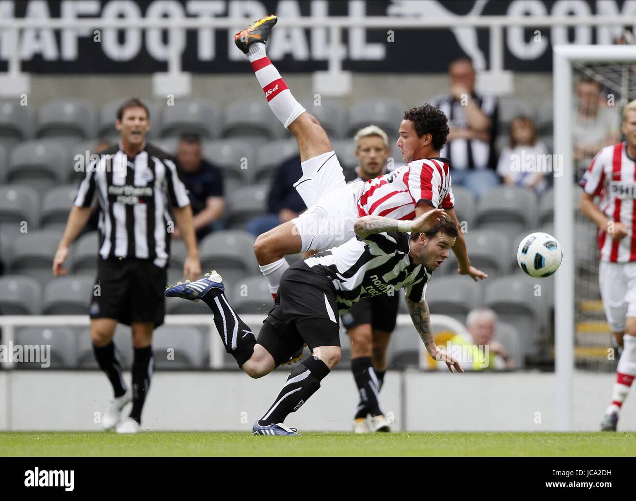 DANNY GUTHRIE & OTMAN BAKKAL C NEWCASTLE UNITED V PSV ST.JAMES PARK NEWCASTLE ENGLAND 31 July 2010 Stock Photo