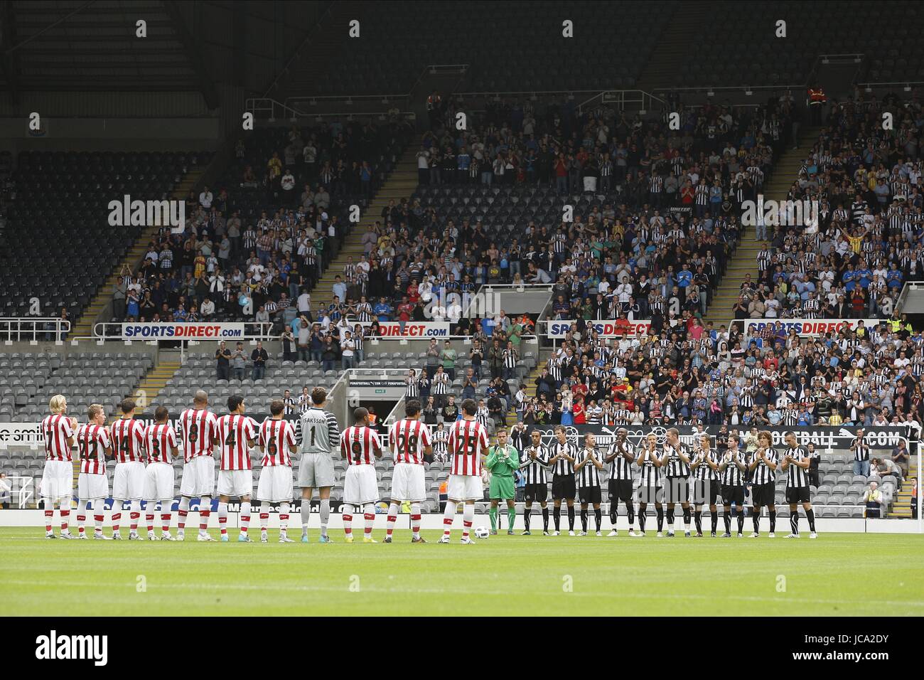 A MINUTES APPLAUSE IN MEMORY O NEWCASTLE UNITED V PSV ST.JAMES PARK NEWCASTLE ENGLAND 31 July 2010 Stock Photo