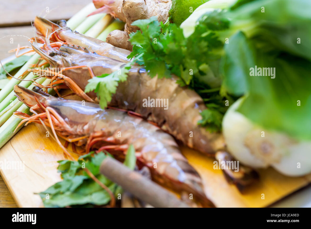 Zutaten für Tom Yam Suppe mit Zitronengras Garnelen Koriander auf einem Küchenbrett Stock Photo