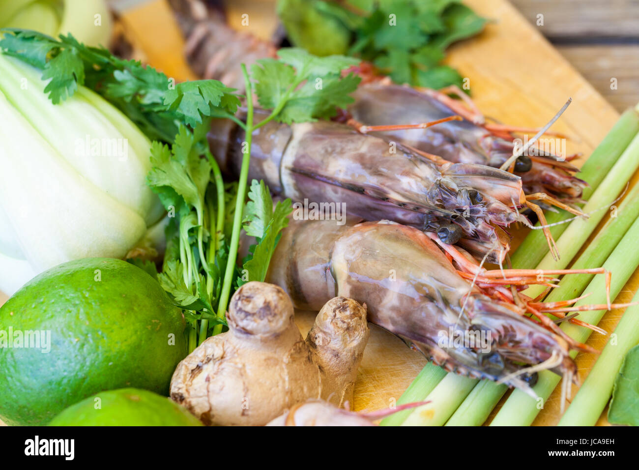 Zutaten für Tom Yam Suppe mit Zitronengras Garnelen Koriander auf einem Küchenbrett Stock Photo