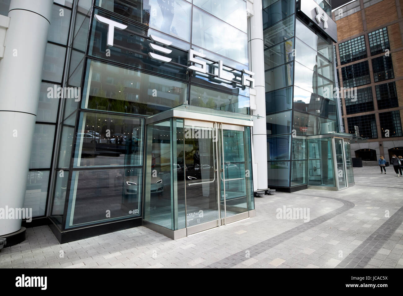 Tesla dealership hires stock photography and images Alamy