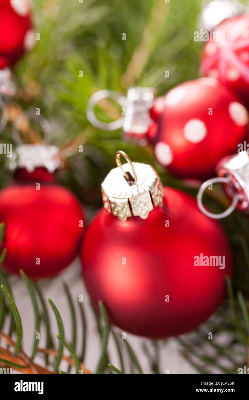 Schöne rote Weihnachtskugeln mit kleinen Weißen Punkten mit grünen