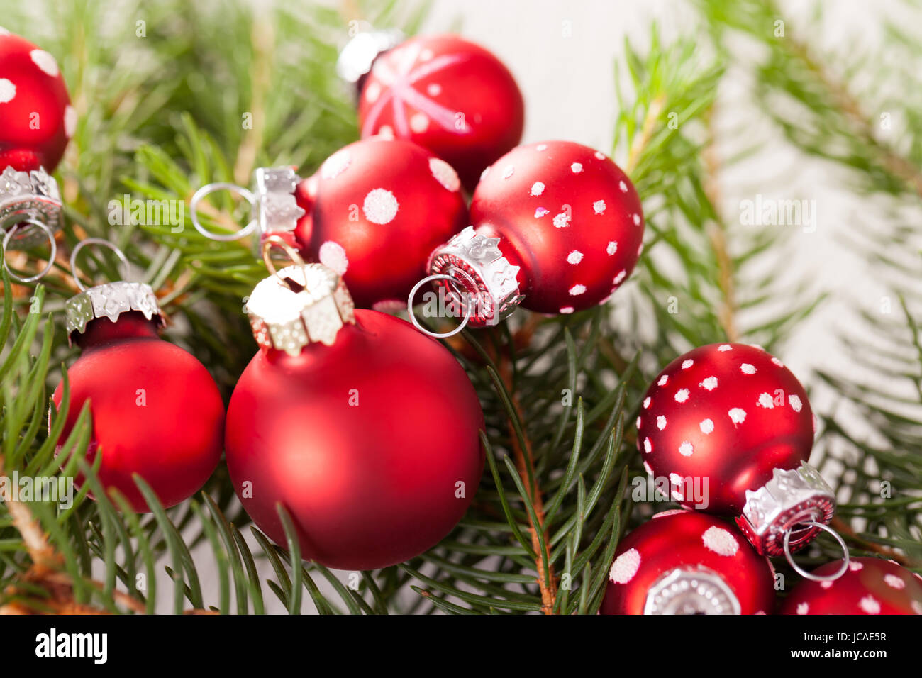 Schöne rote Weihnachtskugeln mit kleinen Weißen Punkten mit grünen