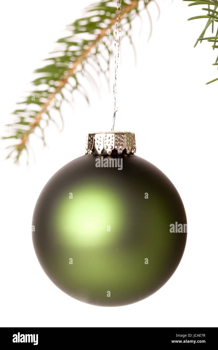 Traditionelle Weihnachtskugel aufgehängt an einem grünen Tannenzweig isoliert vor weißem Hintergrund Stock Photo
