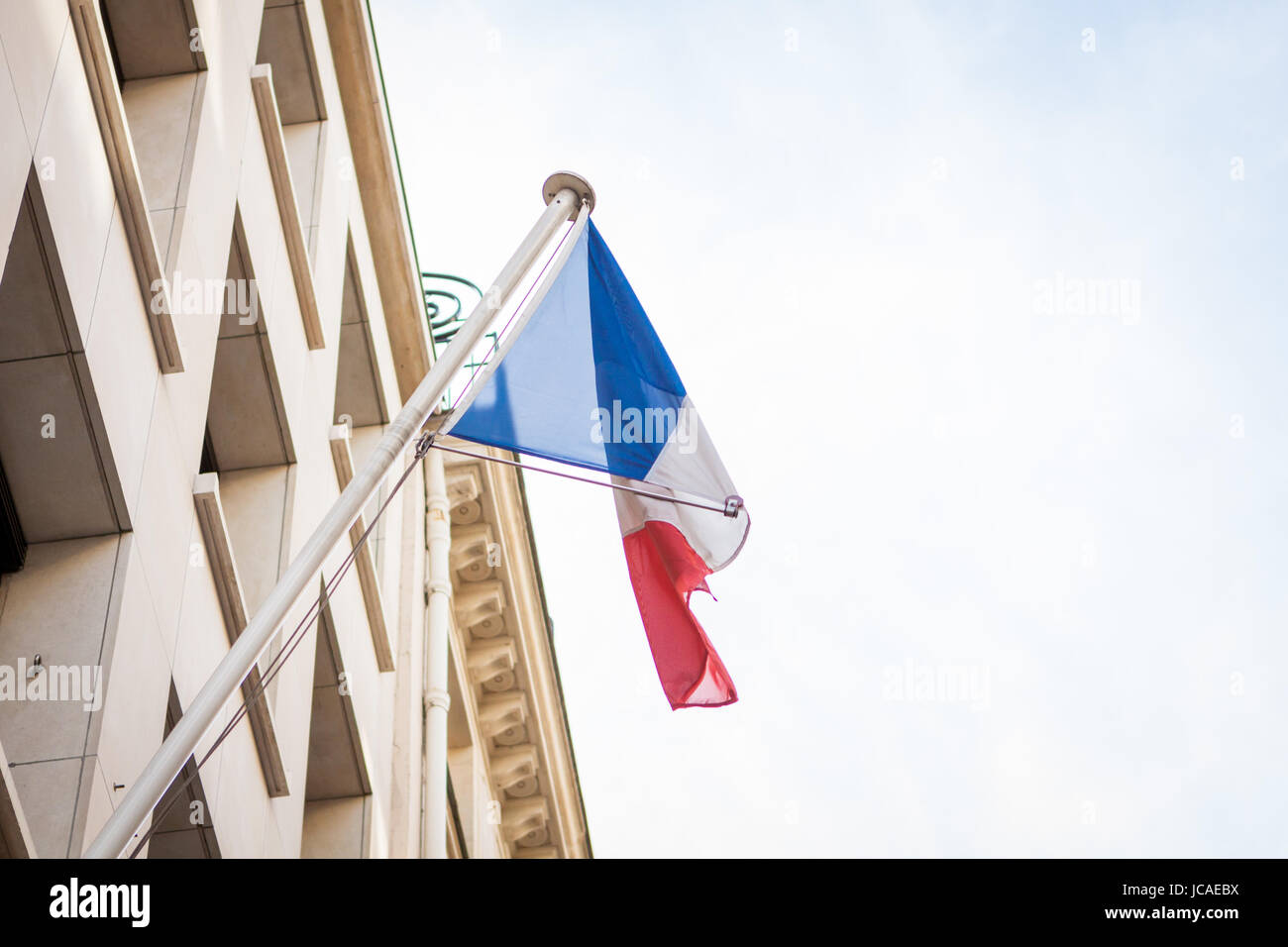 Französische Flagge an einem Fahnenmast an einen Gebäude in Paris in Frankreich Stock Photo
