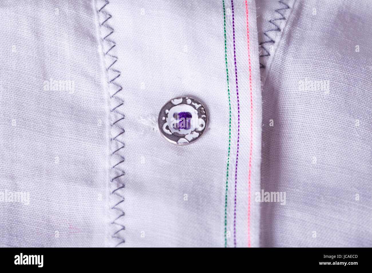 Knopfleiste mit Knopf und Knopfloch einer Bluse als Nahaufnahme Struktur Textur Stock Photo