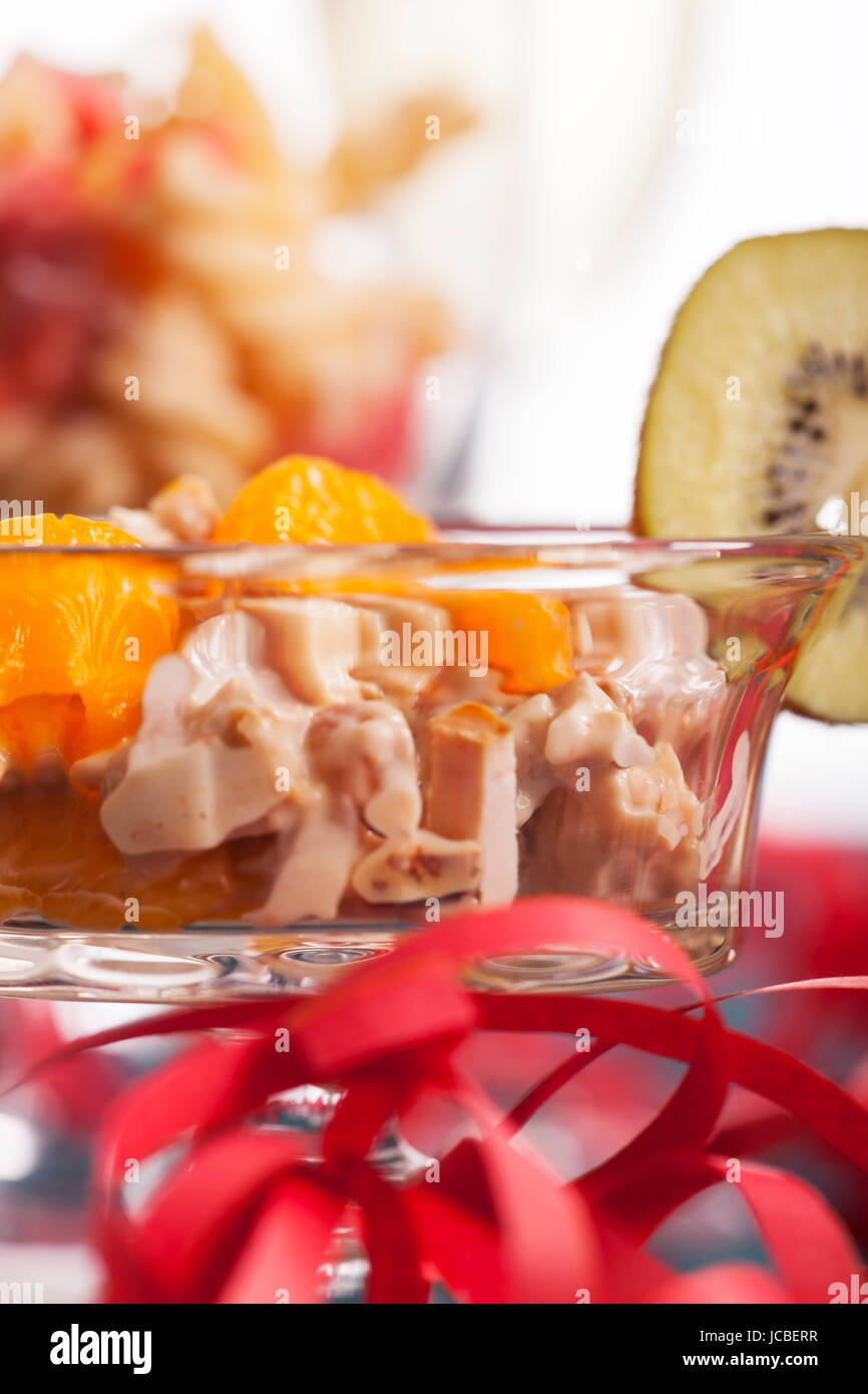 Hähnchensalat mit Luftschlangen Stock Photo - Alamy